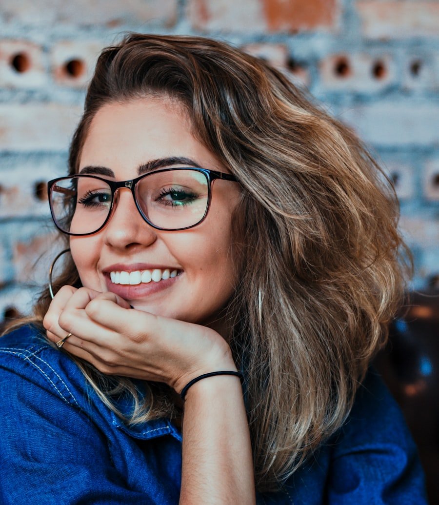 Cliente sorrindo usando óculos de grau